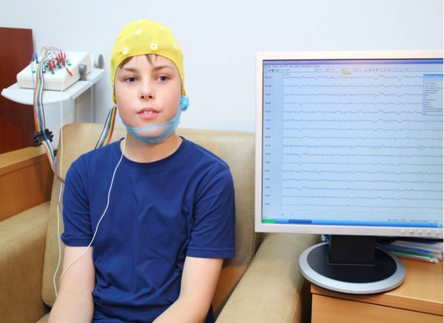 ילד עם כובע EEG